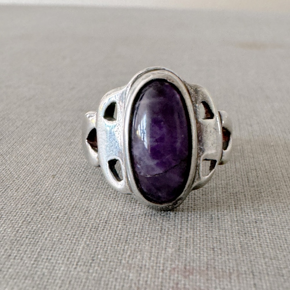 Vintage Oval Amerhyst sterling silver ring SZ 9.5